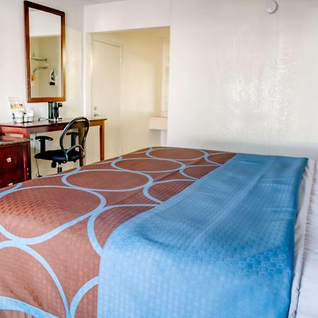 Hotel Super 8 By Wyndham St. Petersburg Extérieur photo