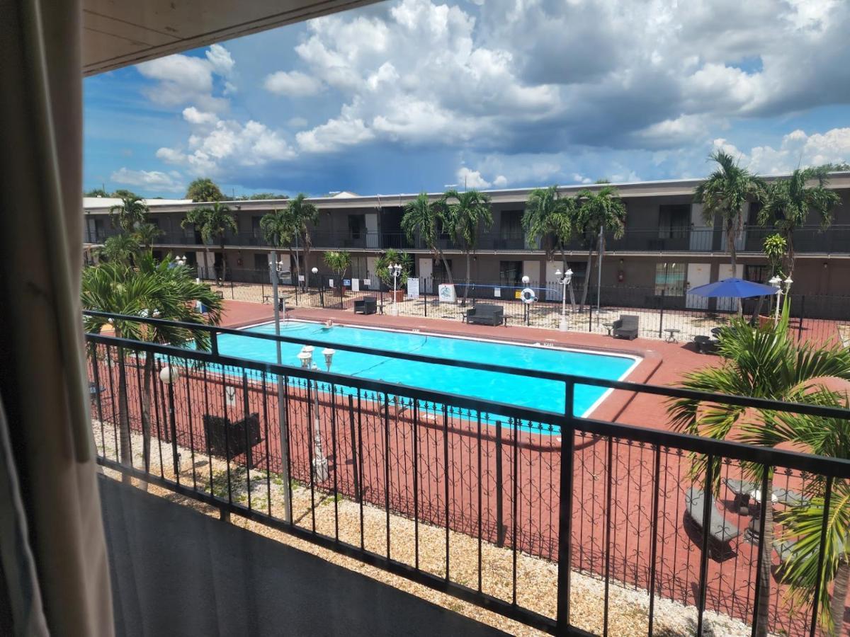 Hotel Super 8 By Wyndham St. Petersburg Extérieur photo