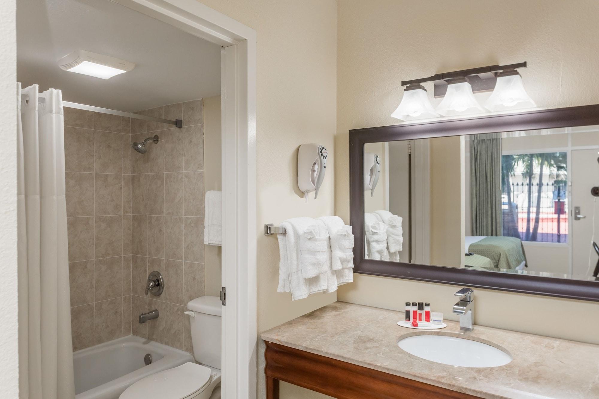 Hotel Super 8 By Wyndham St. Petersburg Extérieur photo