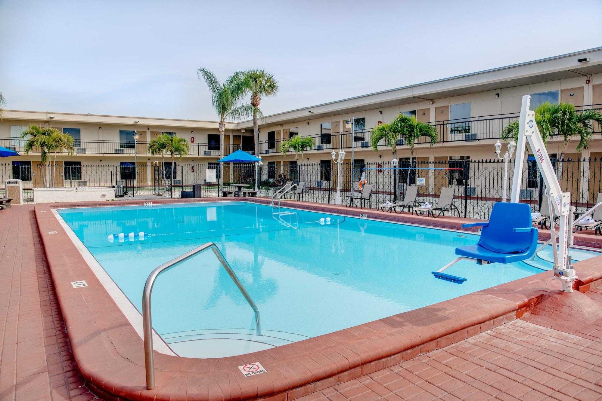 Hotel Super 8 By Wyndham St. Petersburg Extérieur photo