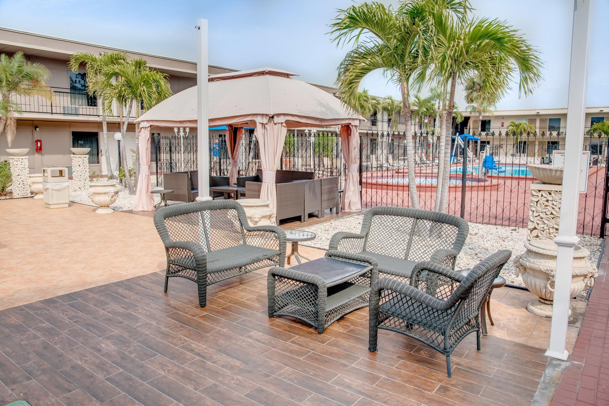 Hotel Super 8 By Wyndham St. Petersburg Extérieur photo