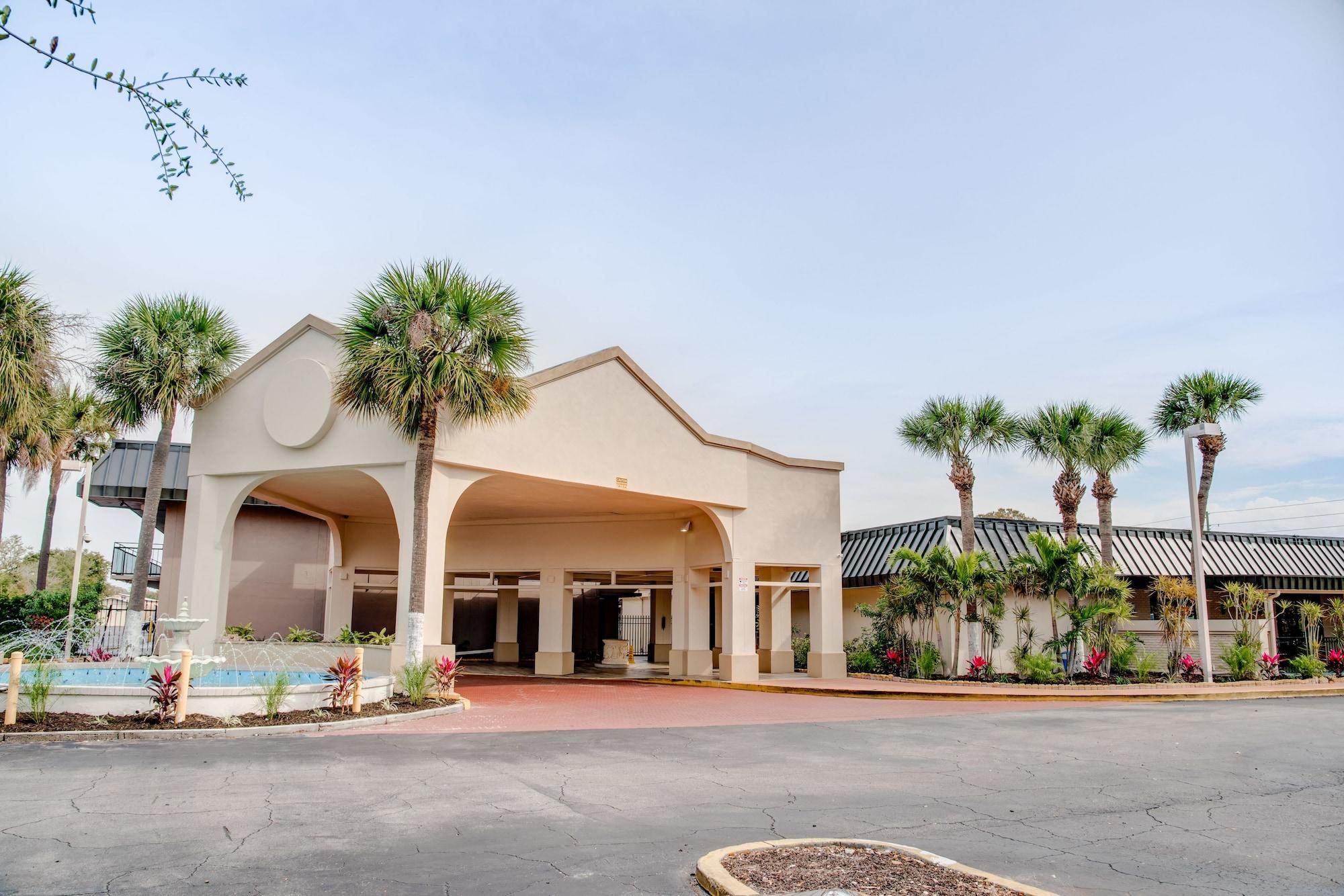Hotel Super 8 By Wyndham St. Petersburg Extérieur photo